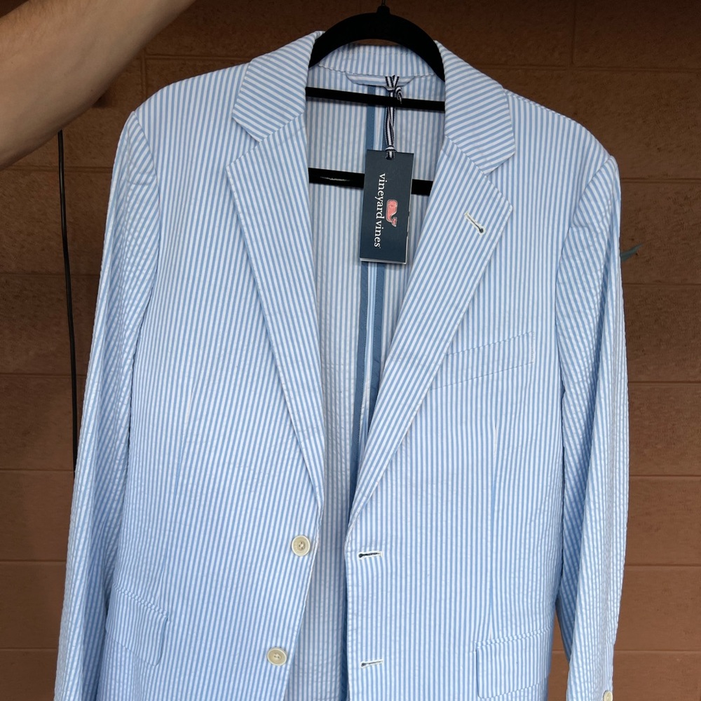 Men’s seersucker blazer in light blue (“ocean breeze”). Size 40R. Never worn.